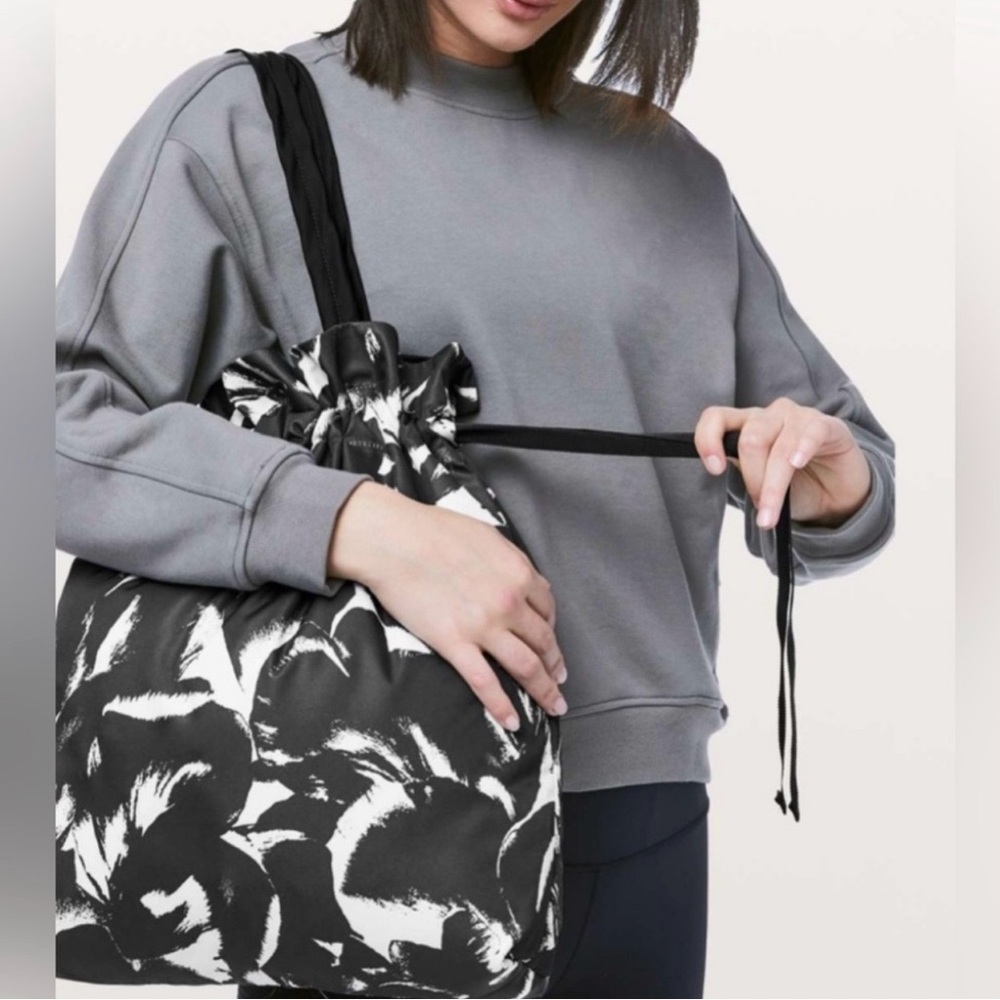 Lululemon gym and everyday bag - Picture 3 of 9